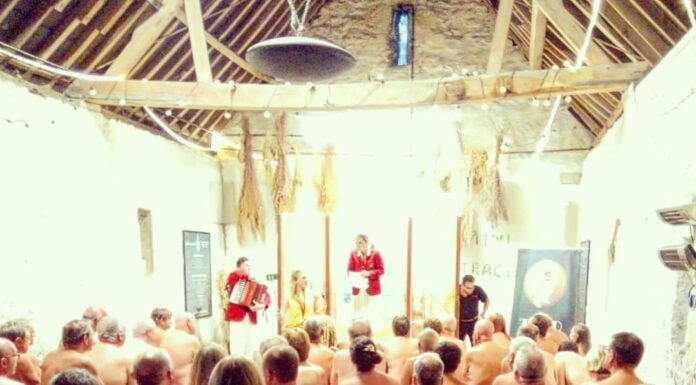 Bums on seats! Toad Gin Distillery hosts naked audience as Mikron Theatre tours Oxfordshire