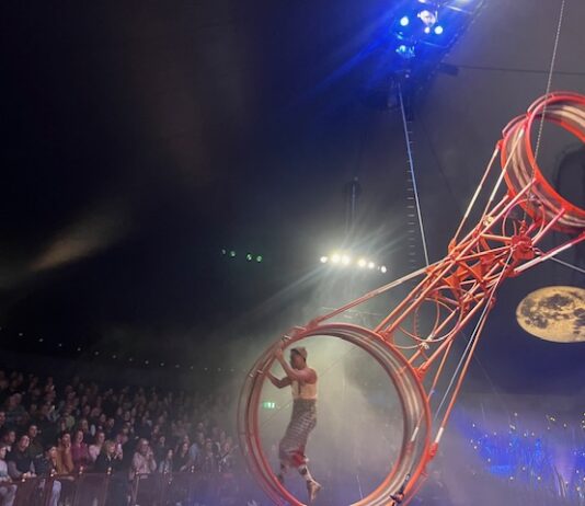 REVIEW: Giffords Circus is back with new show Waterfield and its death-defying acts. Coming to Blenheim, Stonor Park and Barrington!