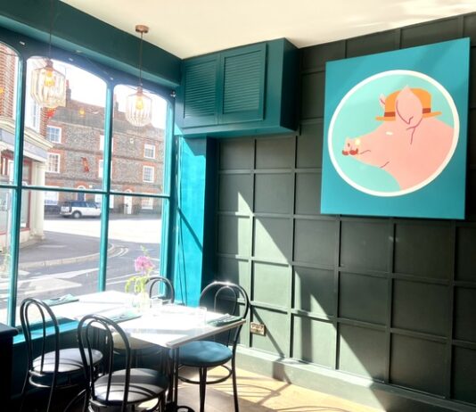 REVIEW: They had us at hello! From the rhubarb & custard Negroni to the vanilla and orange panna cotta, Five Little Pigs in Wallingford delivers on every front
